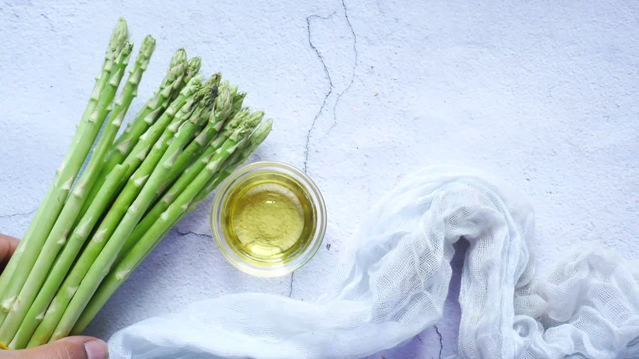 기름과 함께 신선한 아스파라거스