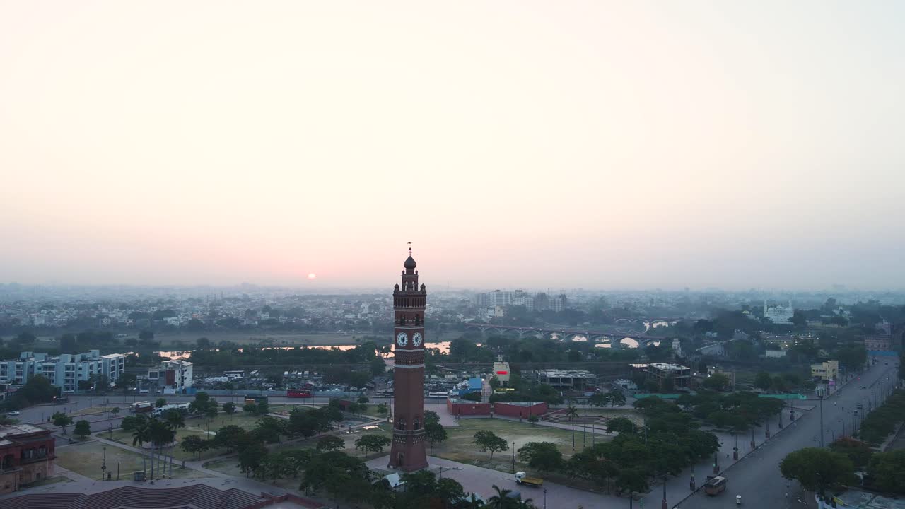 impresionante vista aérea de la torre del reloj de lucknow, bañada en los cálidos tonos del sol de la mañana.