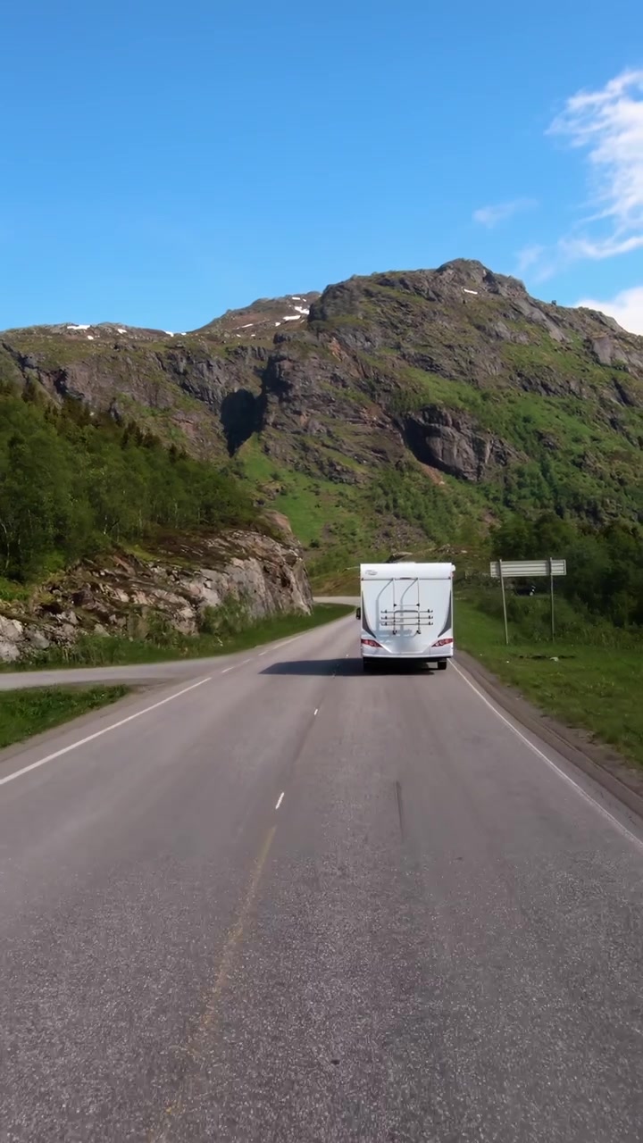 Guida POV su una strada di montagna panoramica in Norvegia con camper davanti