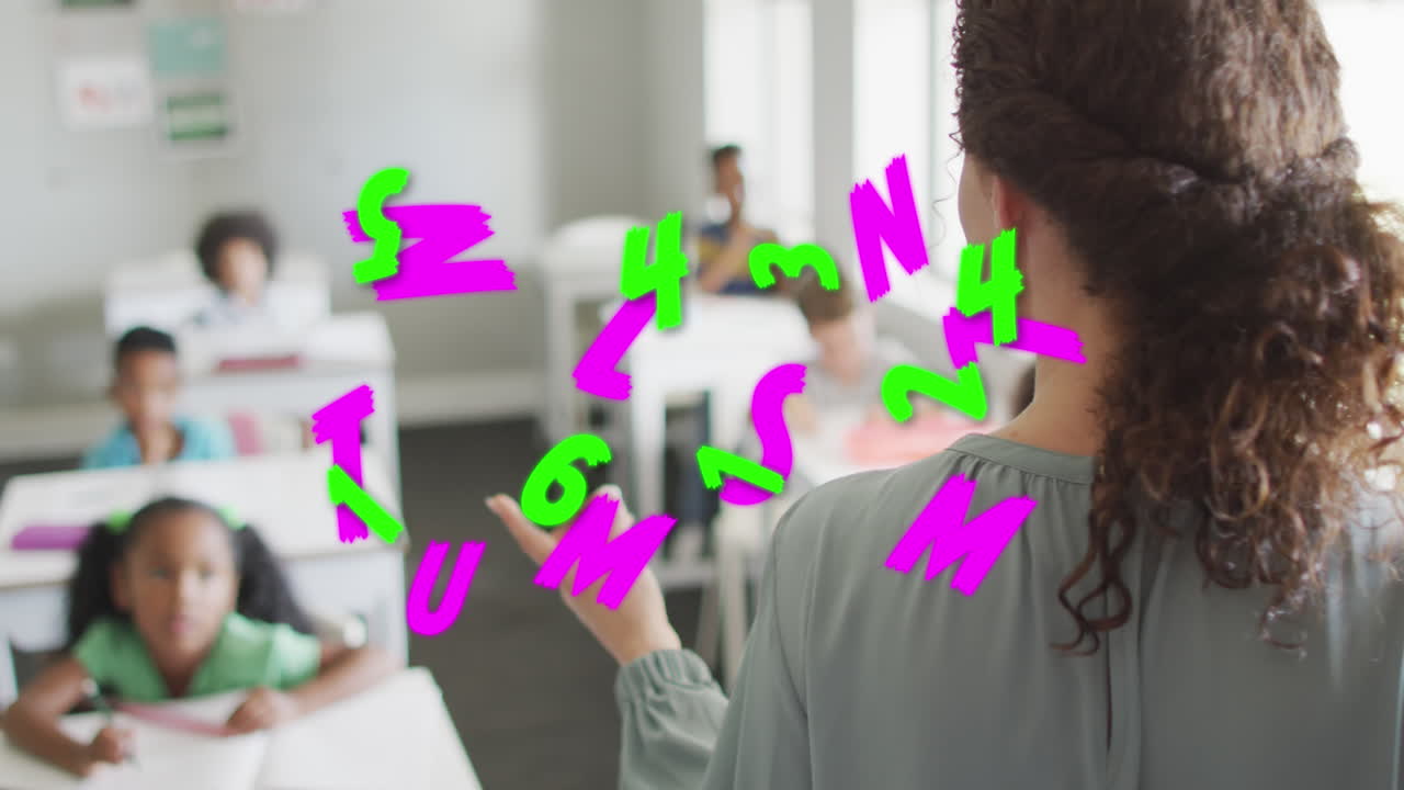 animación del procesamiento de datos sobre una feliz maestra diversa que se dirige a los alumnos en los escritorios de la clase