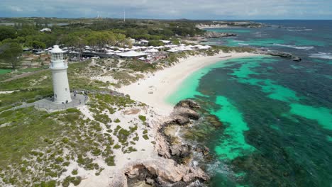 aerial: faro de bathurst, isla rottnest, australia con playa y mar turquesa