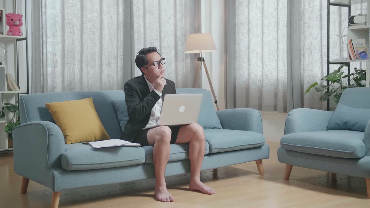 노트북 을 가진 소파 에서 집 에서 일 하는 사람