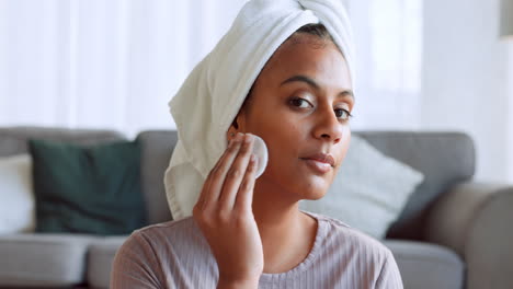 cosméticos, cuidado de la piel y mujer negra con algodón