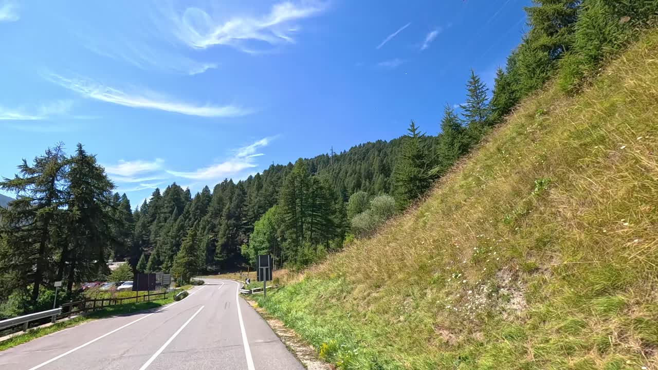 울창 한 산악 지형 을 가로질러 운전 하는 것