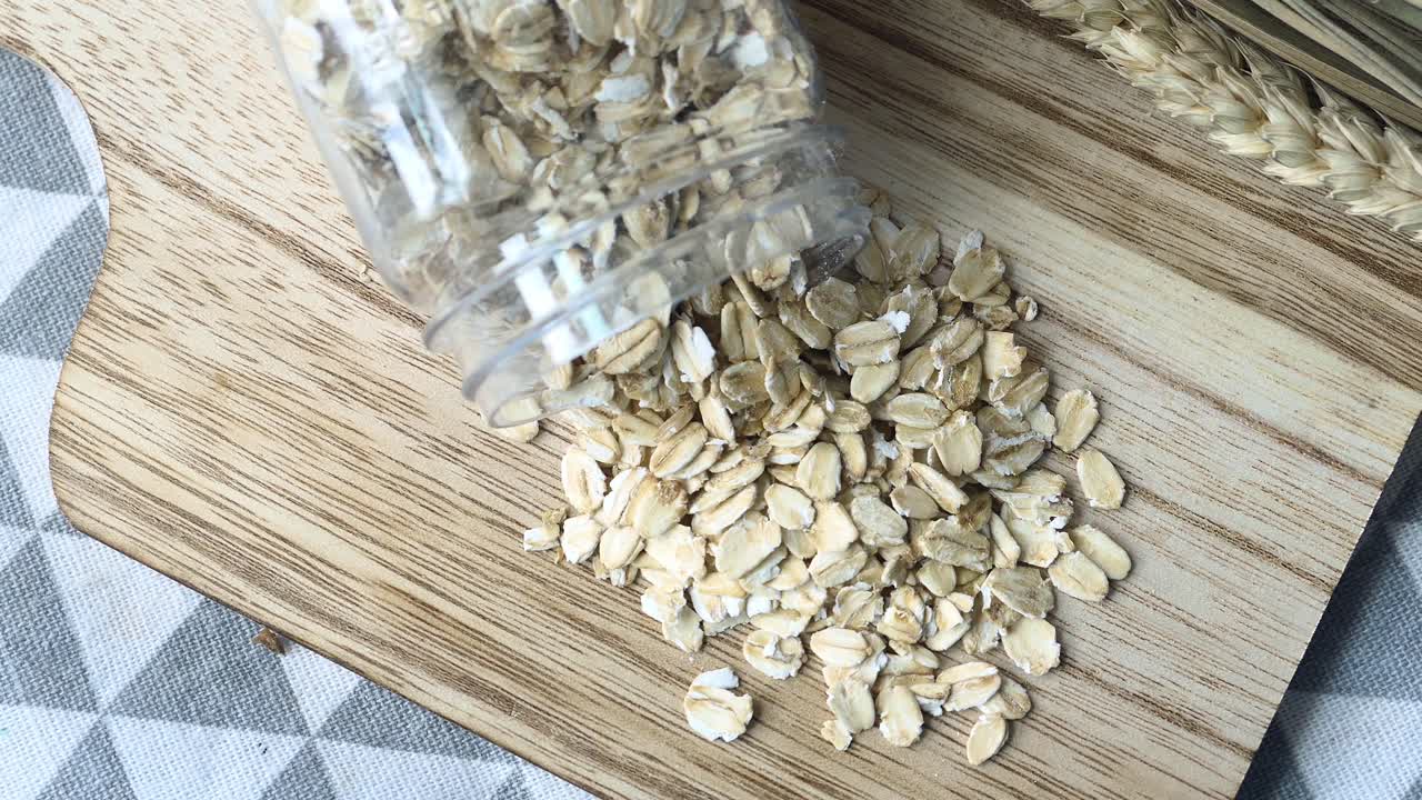 나무판 에 뿌려진 항아리 에 있는 오트밀