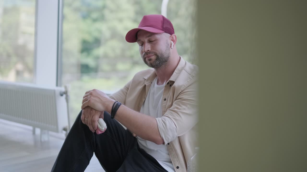 hombre bailando breakdance en un estudio moderno