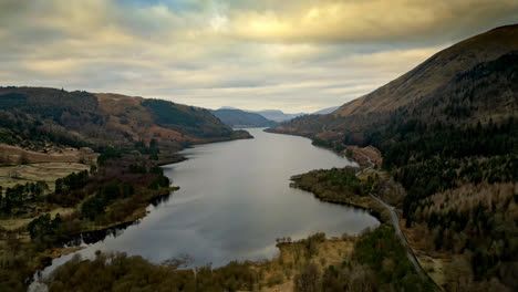 experimente el encanto encantador del paisaje de cumbria en un cautivador vídeo aéreo, que muestra el lago thirlmere rodeado por majestuosas montañas.