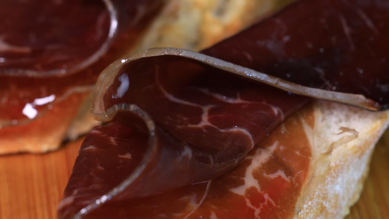 rebanadas de carne de res seca o ahumada en rebanadas de pan, vista macro de primer plano en 4k