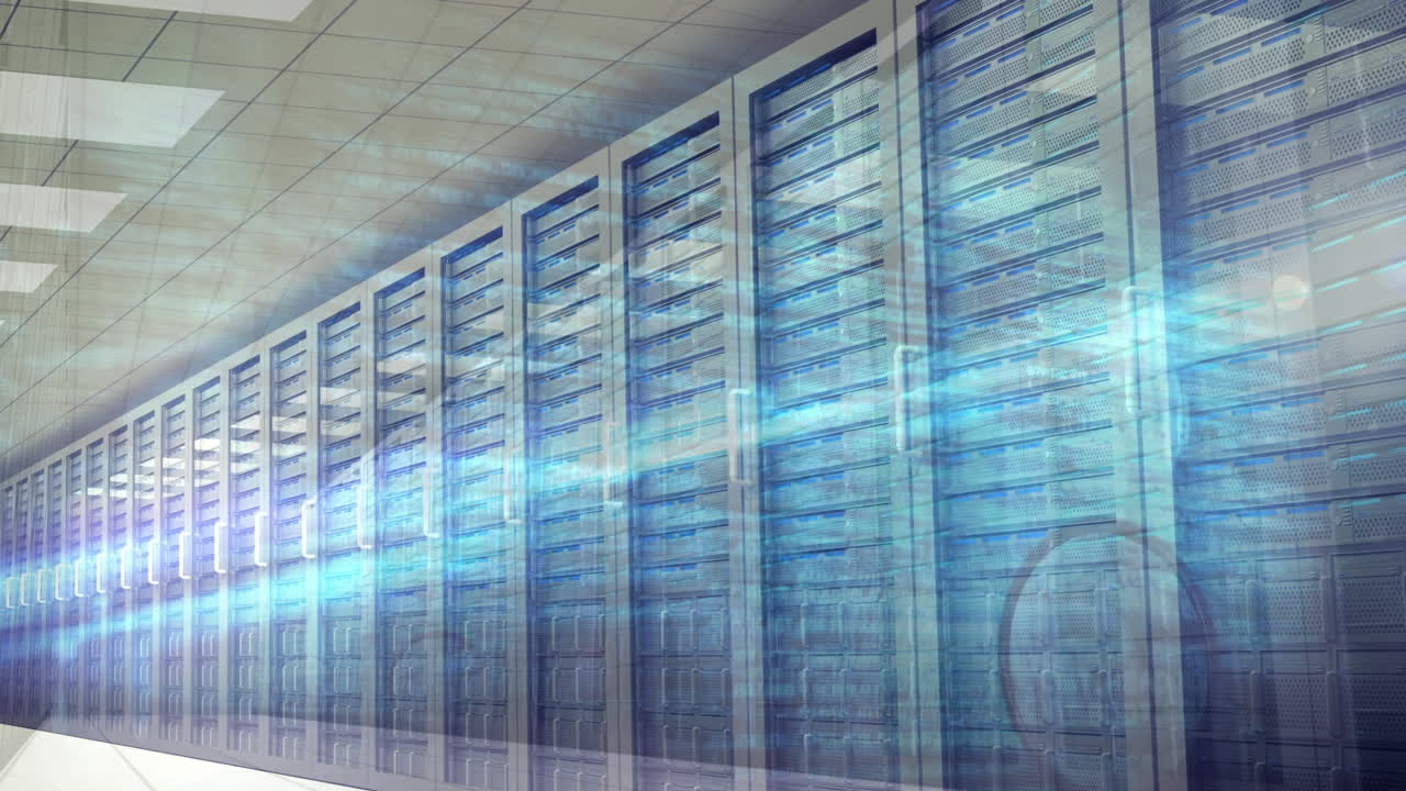 sala de servidores con alguien que usa lupa para buscar