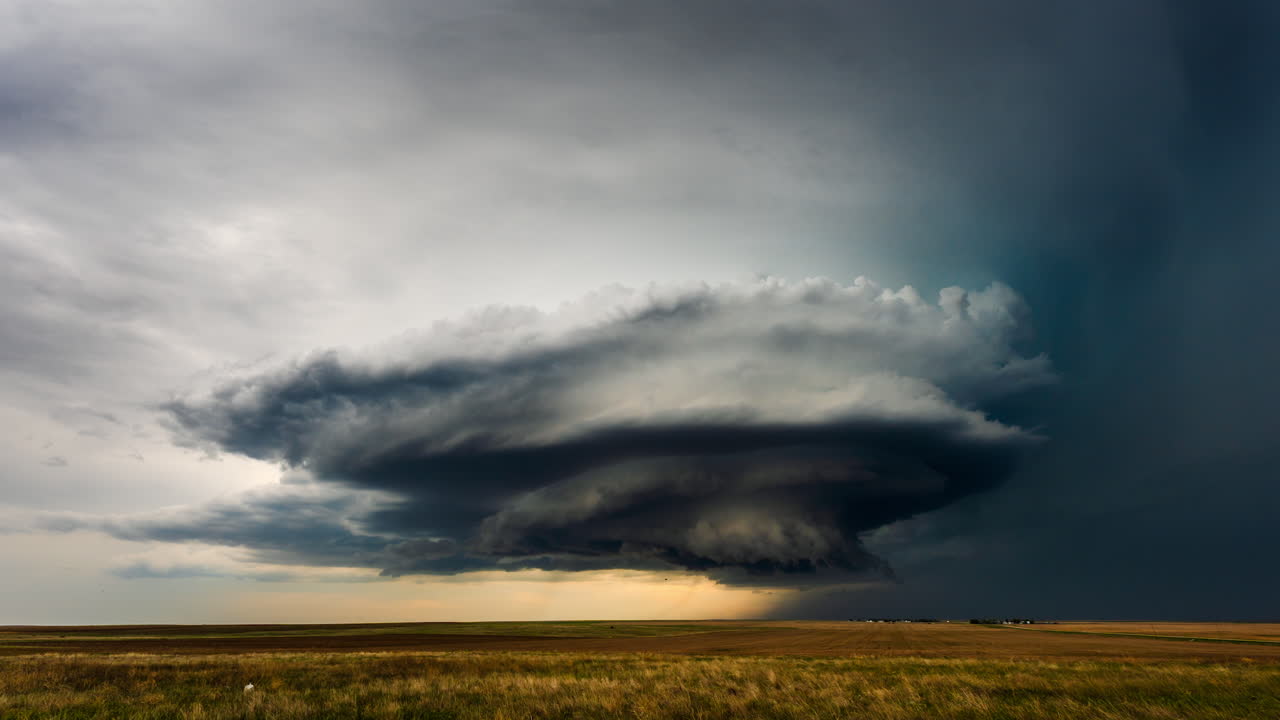 Incredible spinning storm cloud moves closer bringing severe weather threat