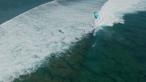 Draufsicht-Eines-Kitesurfers,-Der-Auf-Einer-Welle-An-Einem-Riff-Auf-Mauritius-Reitet