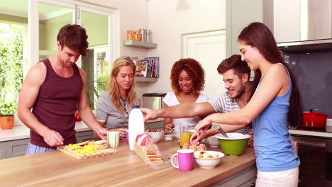 Amigos-Hablando-Mientras-Desayunan-Juntos