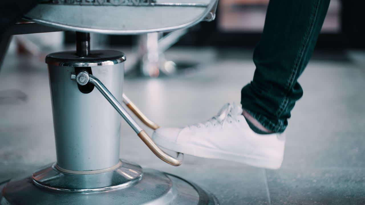 이발사 의자 페달에 발