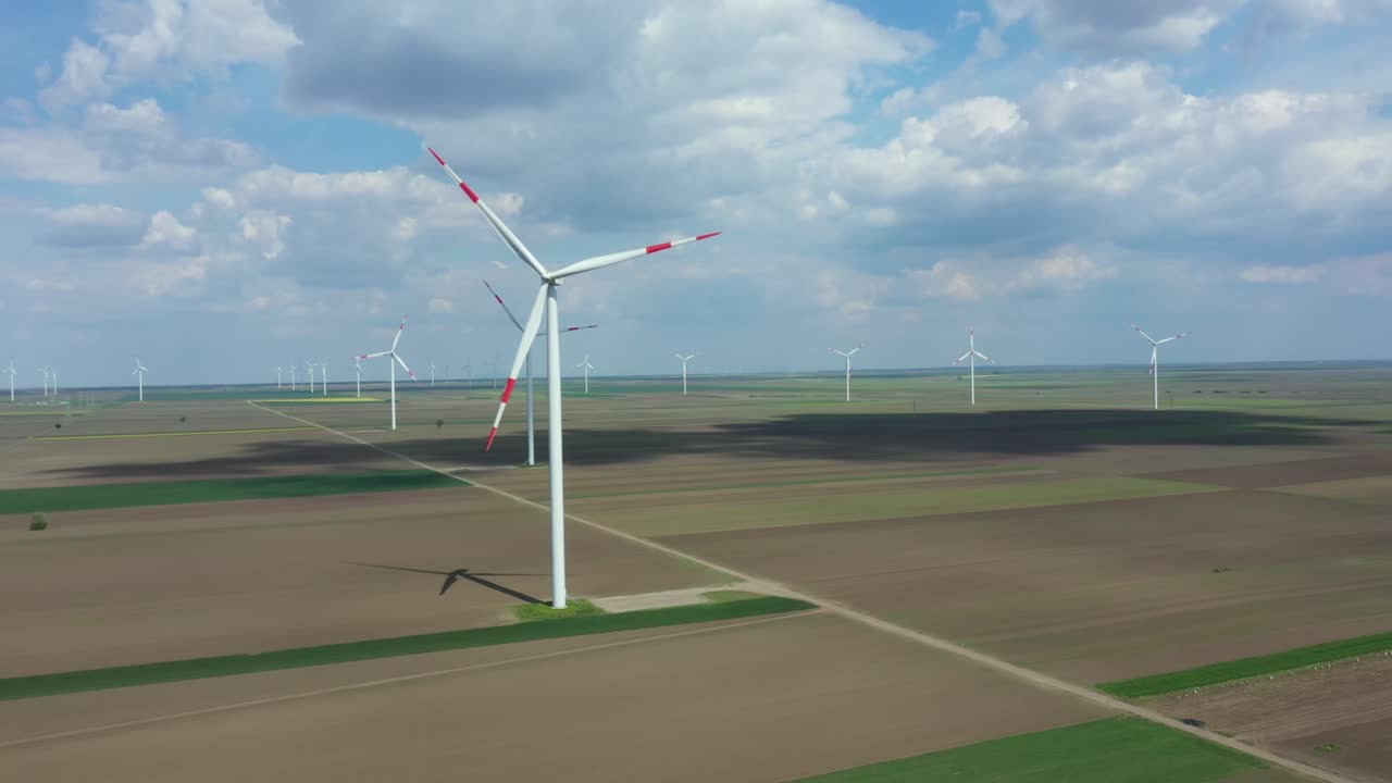 여러 풍력 공장, 풍력 발전기, 터빈, 운동 에너지를 변환하여 재생 가능한 깨한 에너지를 생산하는 항공 사진