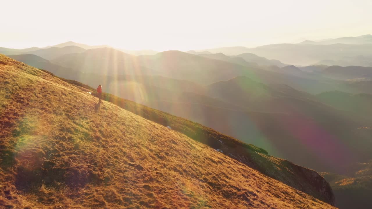 루마니아 부체기 산맥에서 2170m 높이에 있는 바트라나 산 피난처의 4k 드론 클립.