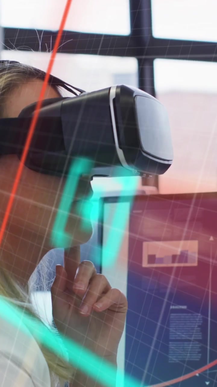 Animazione di elaborazione dati su una donna d'affari caucasica che utilizza un visore VR in ufficio.