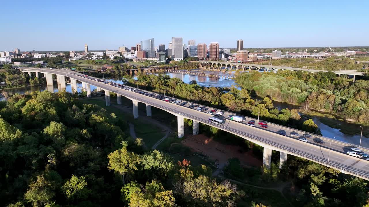 Congestione del traffico su un ponte che porta a Richmond, Virginia.