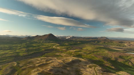 formas de relieve volcánicas pilares de lava y respiraderos sin raíces paisaje aéreo de islandia
