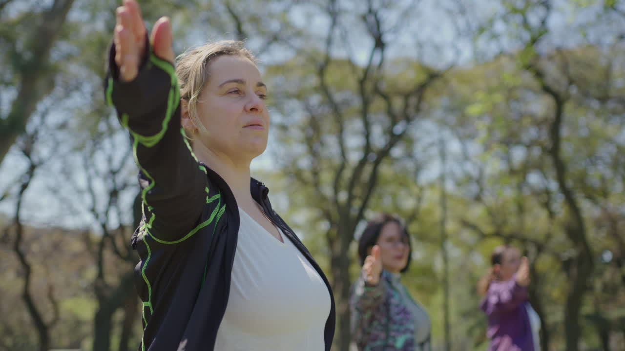 야외에서 요가를 연습하는 여성