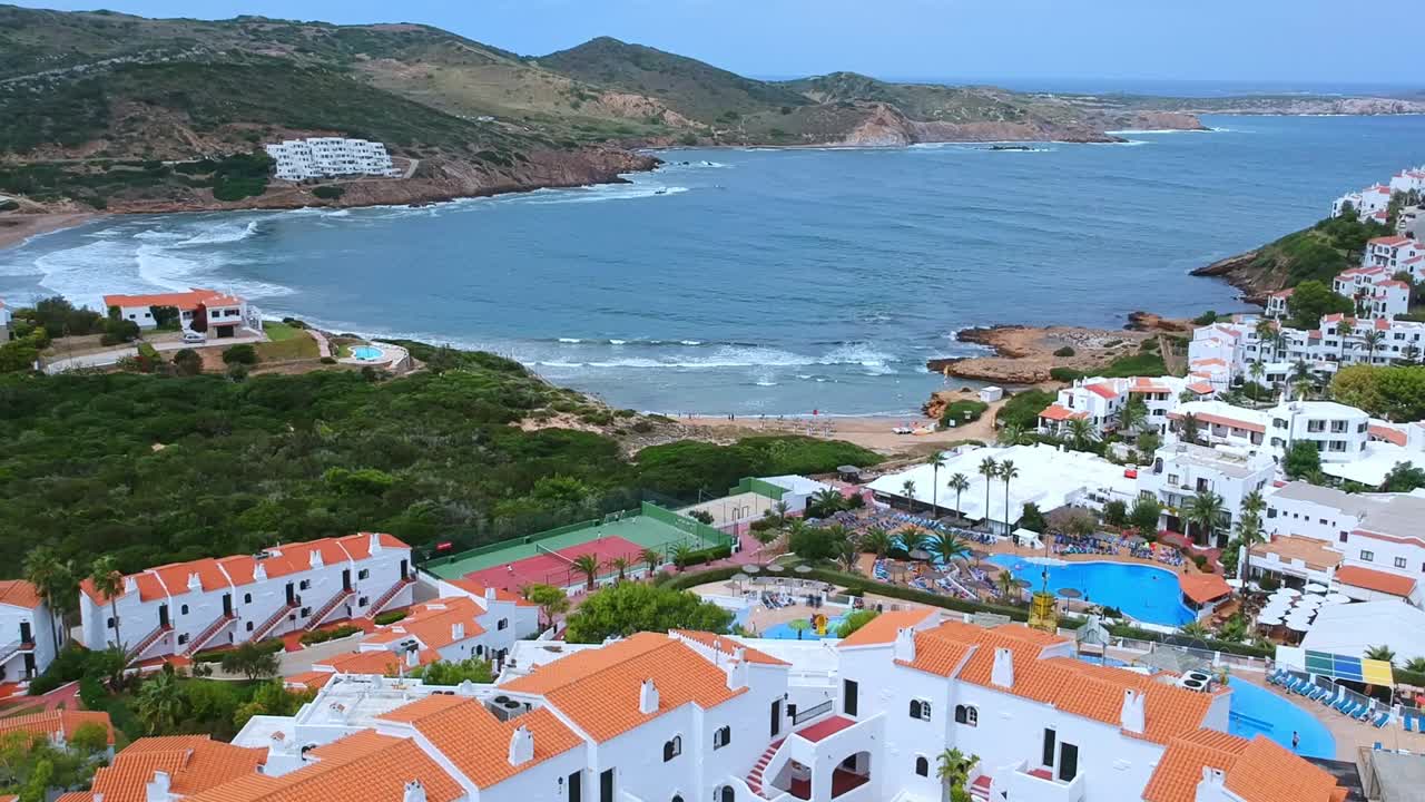 스페인 마요르카에서 휴가를 보내고 테니스를 하고 수영장에서 휴식을 취하고 해변에서 휴식을 취하는 사람들의 공중 사진