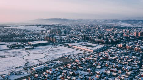 Ciudad-Bajo-La-Nieve-Desde-La-Perspectiva-De-Un-Dron,-Dron-4k