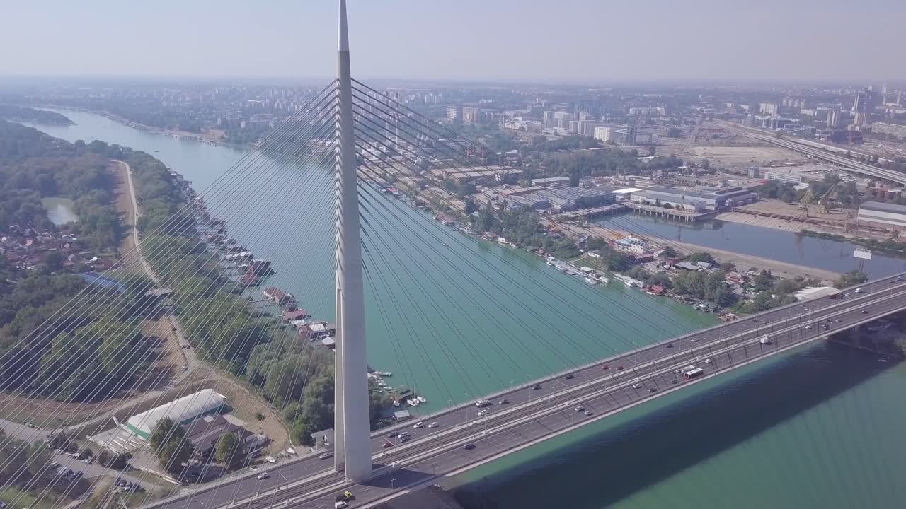 tomada de inclinación lenta de 4k del puente ada en belgrado y nuevo belgrado, dron aéreo