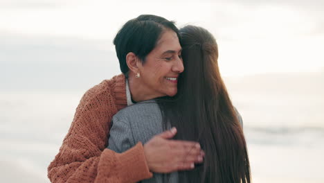 madre anciana, mujer y abrazo en la playa con amor