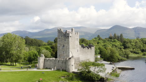 Aéreo---Castillo-De-Ross-En-El-Parque-Nacional-De-Killarney,-Irlanda,-Pan-De-Círculo-Ascendente