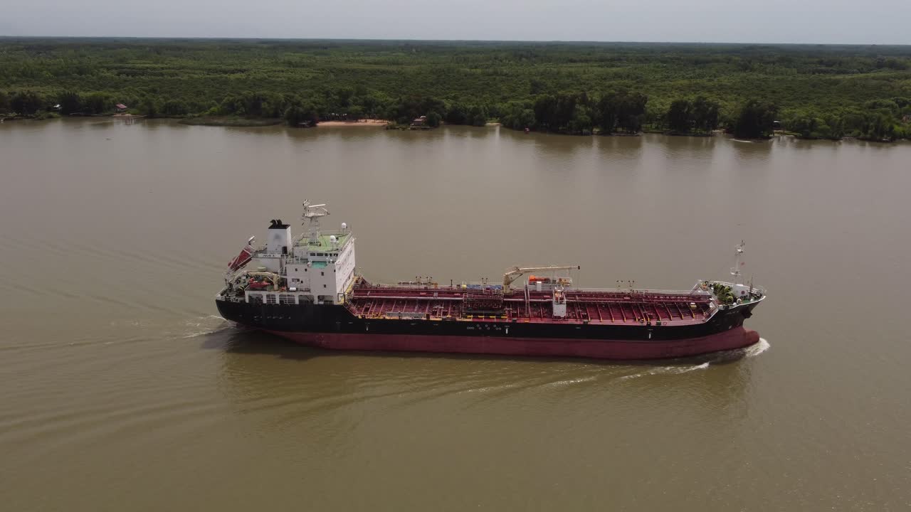 아마존 강 을 항해 하는 대형 석유  ⁇ 커  ⁇  에 있는 드론 비행