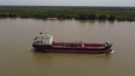 vuelo de avión no tripulado junto a un gran petrolero que navega por el río amazonas