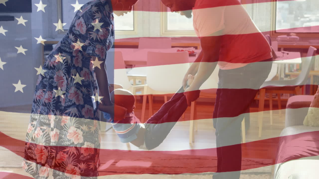 familia biracial jugando juntos con nosotros agitando la bandera en primer plano
