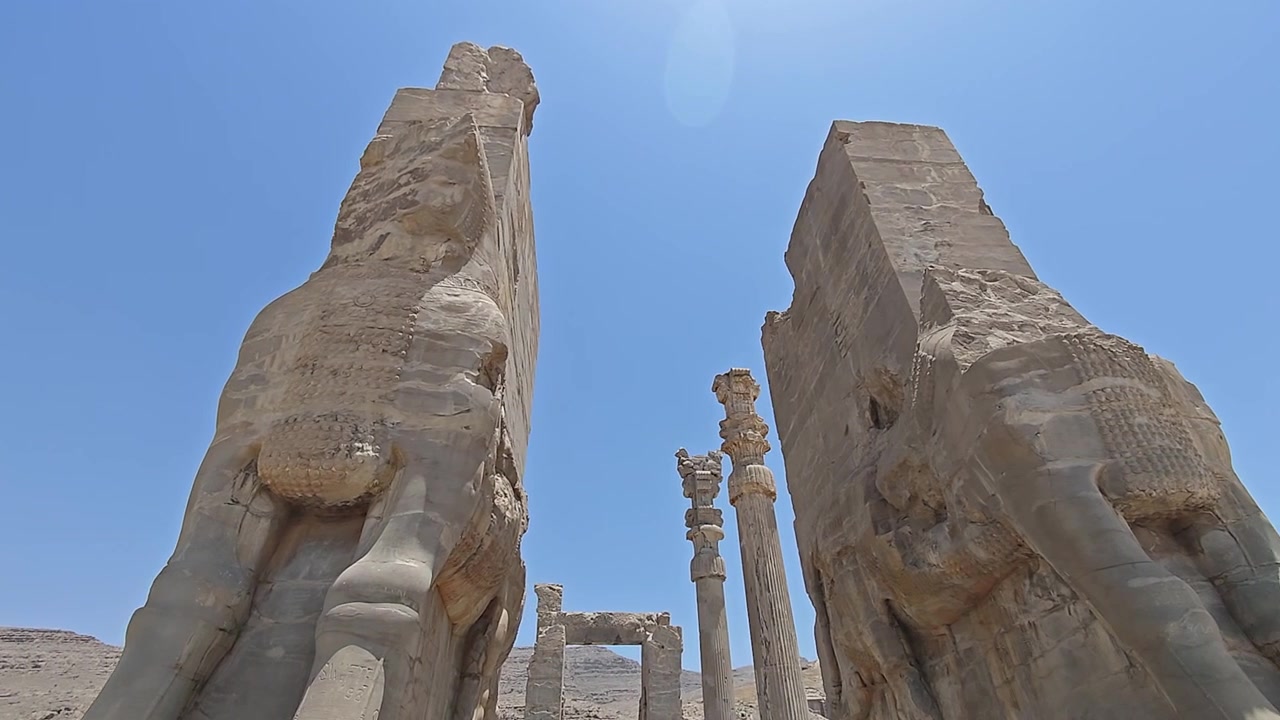 Antikke Lamassu-stenstatuer ved Persepolis-ruinerne