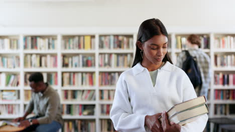 Frau,-Bücher-Und-Student-In-Der-Bibliothek-Mit-Lernen