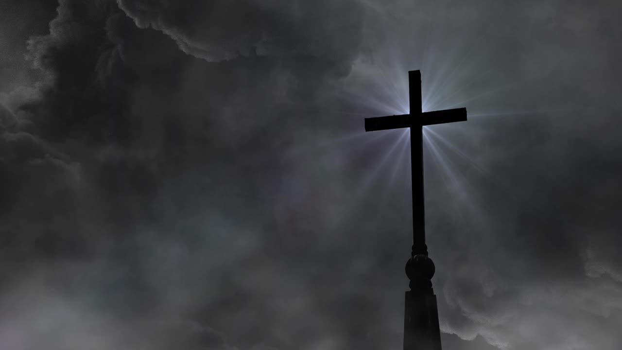 배경 에 폭풍 구름 이 있는 십자가 의 애니메이션 실루 ⁇