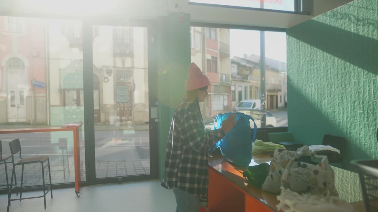 현대적 인 카페 에서 가방 을 는 여자