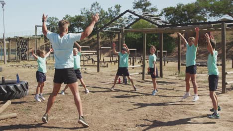 Grupo-De-Niños-Caucásicos-Entrenando-En-El-Campo-De-Entrenamiento