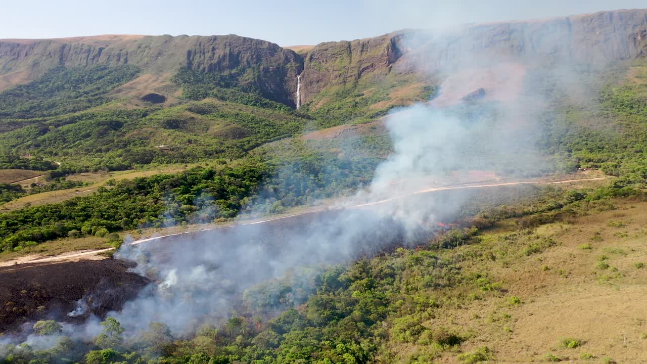 vista de drones del incendio forestal en el bioma del cerrado