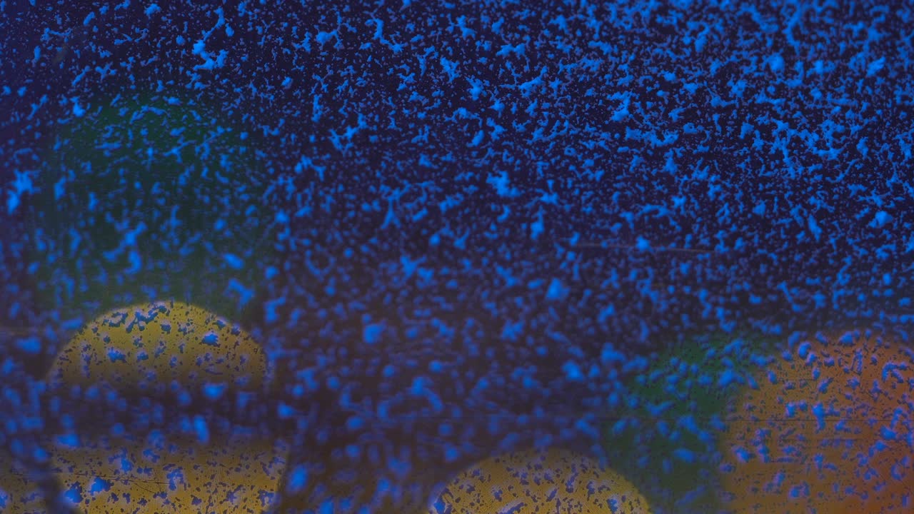 parpadeos de luz multicolores en la superficie cubierta de nieve rayada 4k