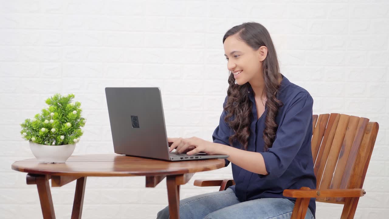 empleado indio feliz trabajando desde casa