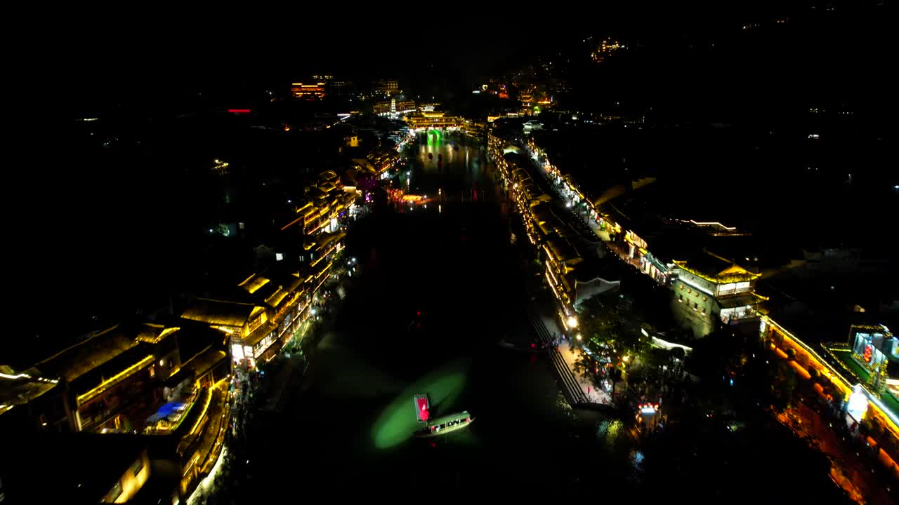 en el espectáculo de phoenix, la antigua ciudad, el río iluminado por la noche.