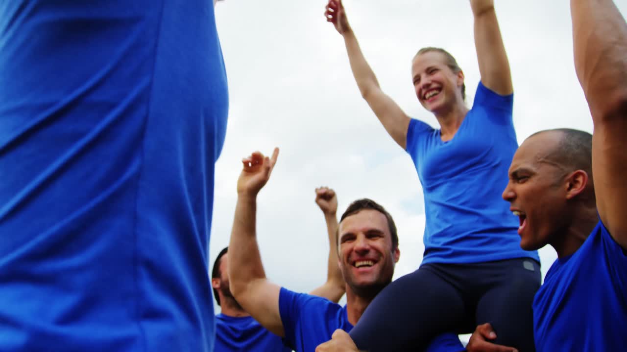 personas en forma que se divierten en el campamento de entrenamiento 4k