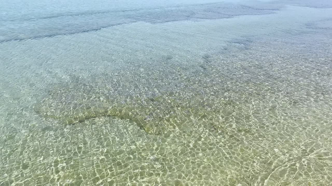 그리스 할키디키 반도의 청정 파란 발 해변