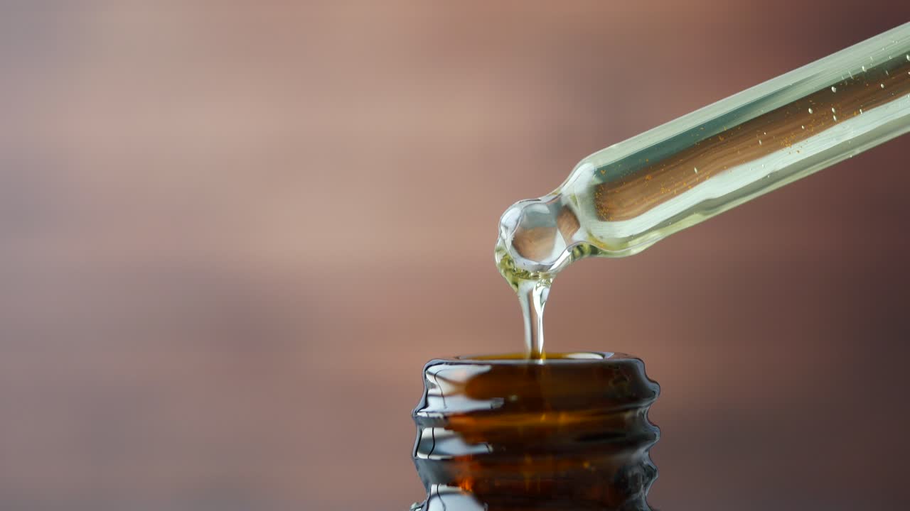 gotero para dispensar suero o aceite en un frasco