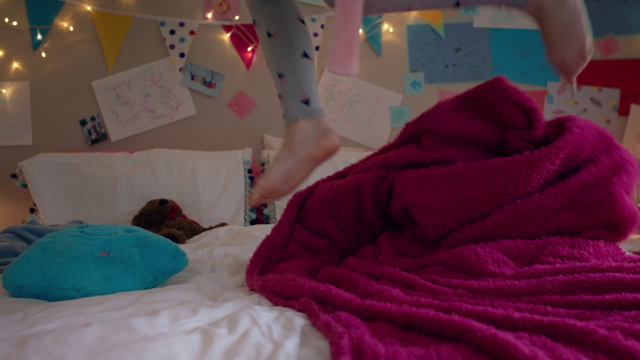 행복한 십대 소녀가 침대에서 춤을 추고 즐겁게 즐기고 재미있는 춤을 즐기고 집에서 주말 아침을 즐기고