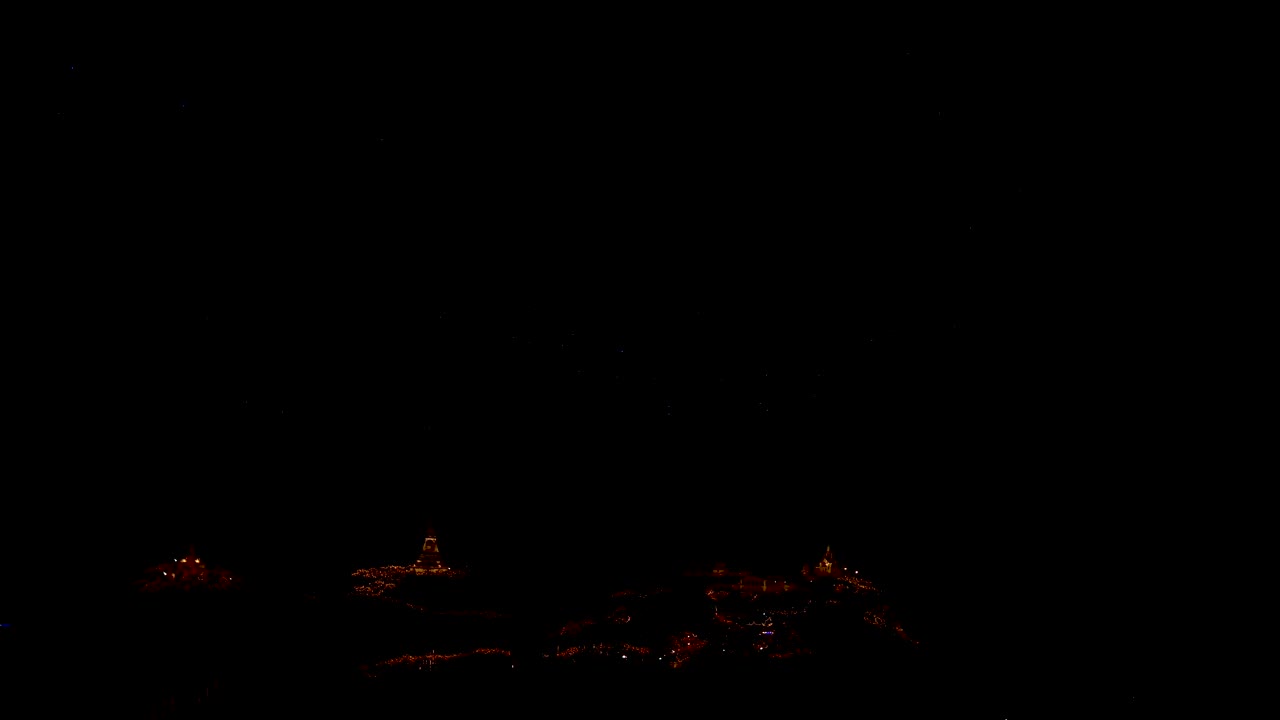 어두운 밤 하늘에서 폭발하는 다채로운 불꽃놀이의 콜라지