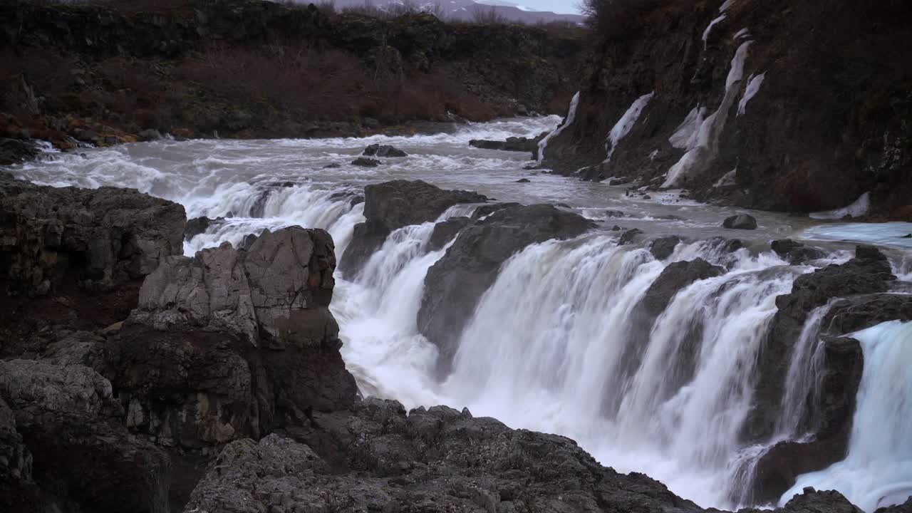 vista espectacular de la histórica cascada de barnafoss del turismo
