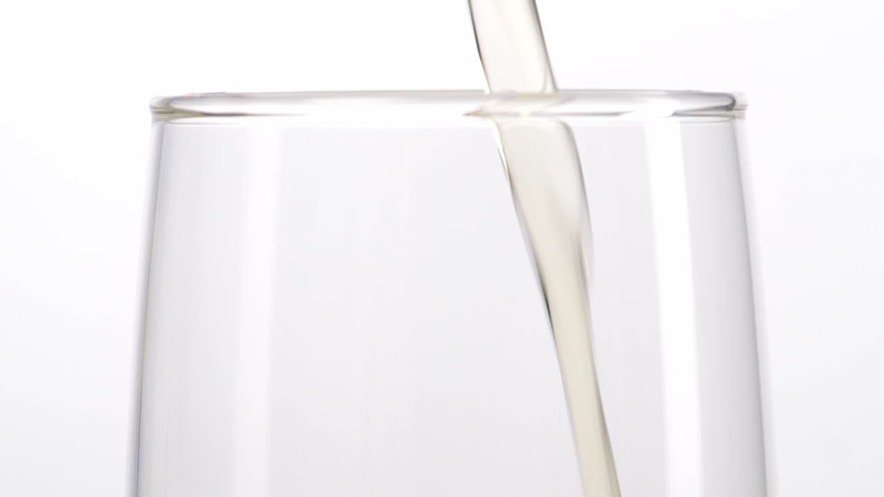 컵에 맥주를 부는 것