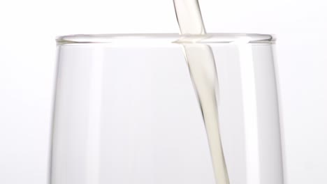 vertiendo cerveza en un vaso