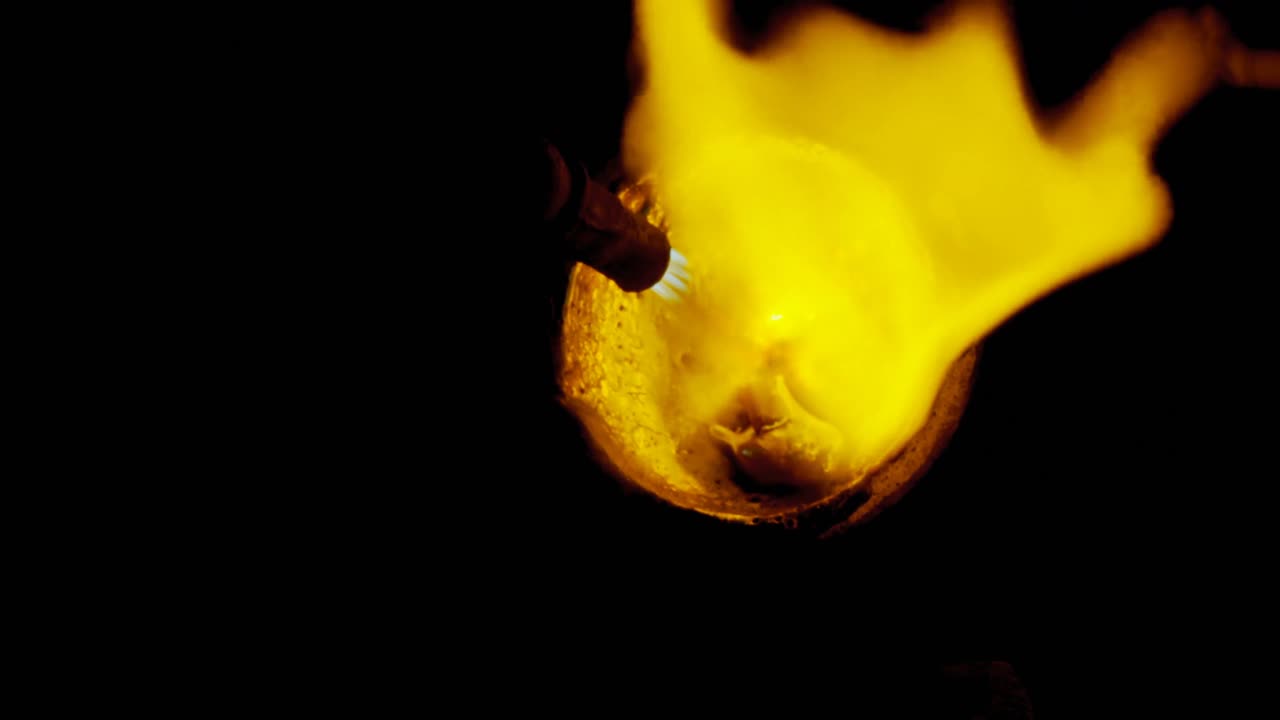 la antorcha de soldadura se está utilizando para derretir joyas en el taller 4k