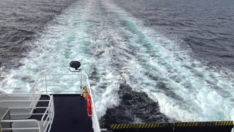 estela de espuma blanca de un barco que viaja en la vista al mar desde la cubierta trasera del barco